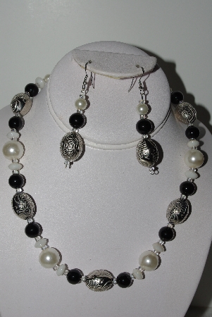 +MBAHB #009-085  "One Of A Kind Black & White Bead Necklace & Earring Set"