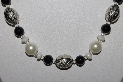 +MBAHB #009-085  "One Of A Kind Black & White Bead Necklace & Earring Set"