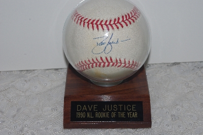 +MBAMG #003-083   "Dave Justice 1990 N.L. Rookie Of The Year Autographed Base Ball With Display Case"