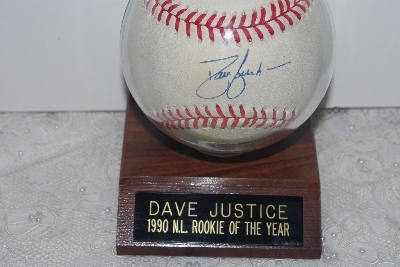 +MBAMG #003-083   "Dave Justice 1990 N.L. Rookie Of The Year Autographed Base Ball With Display Case"