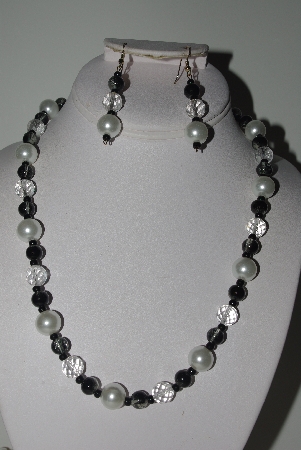 +MBAMG #018-141  "One Of A Kind Black & White Bead Necklace & Earring Set"
