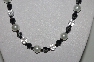 +MBAMG #018-141  "One Of A Kind Black & White Bead Necklace & Earring Set"