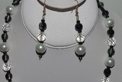 +MBAMG #018-141  "One Of A Kind Black & White Bead Necklace & Earring Set"