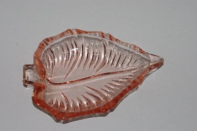 +MBAAC #01-9466  "Vintage Pink Glass Leaf Shaped Ash Tray"