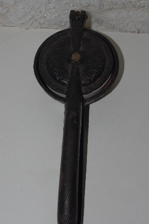 +MBAVG #101-0027  "Vintage Arcade #2 Cast Iron Lemon Squeezer"