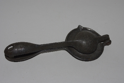 +MBAVG #101-0022  "Vintage Cast Iron Juicer"