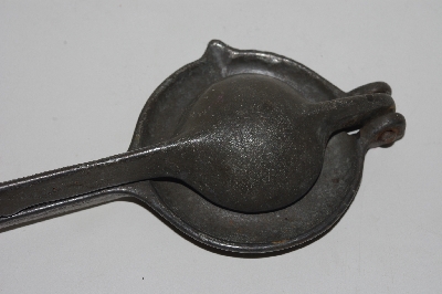 +MBAVG #101-0022  "Vintage Cast Iron Juicer"
