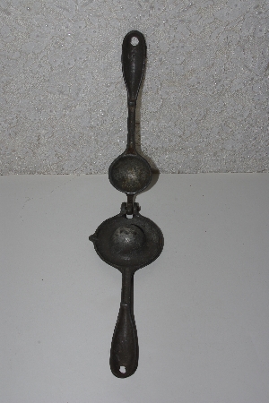 +MBAVG #101-0022  "Vintage Cast Iron Juicer"