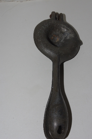 +MBAVG #101-0022  "Vintage Cast Iron Juicer"