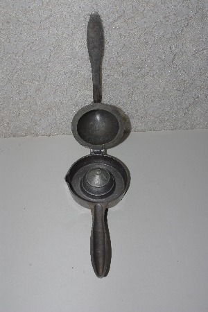 +MBAVG #101-0007  "Vintage Cast Aluminum Juicer"