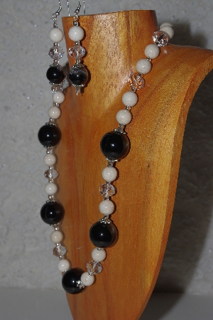 +MBAMG #100-0194  "Black,White & Clear Bead Necklace & Earring Set"
