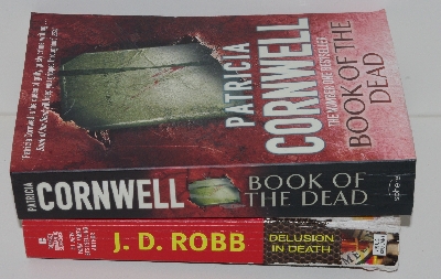 +MBAM #421-163  " J.D Robb, Janet Evanovich, Sara Paretsky, Patricia Cornwell 5 Books"