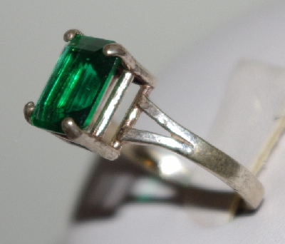 +MBA #1818-0126  "Sterling Square Cut Green CZ Ring"