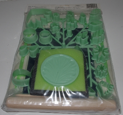 +MBA #2929-347   "1998 Wilton 32 Piece Flower Making Kit For Gum Paste"