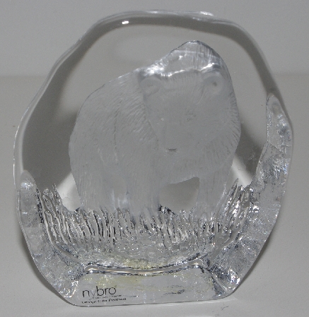 +MBA #3333-257    "Nybro Sweden Ice Crystal Grizzly Bear Art Glass Paperweight"