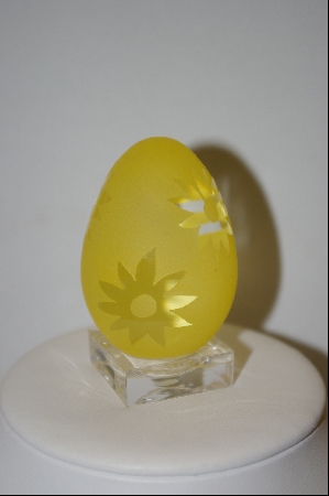 +MBA #9-136  1980's Yellow Floral Cameo Glass Egg