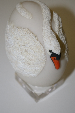 +MBA #10-198  1986 Bristar Swan Hand Carved Egg