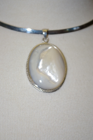 +MBA #17-103  Oval Mother Of Pearl Pendant