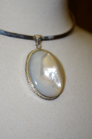 +MBA #17-103  Oval Mother Of Pearl Pendant
