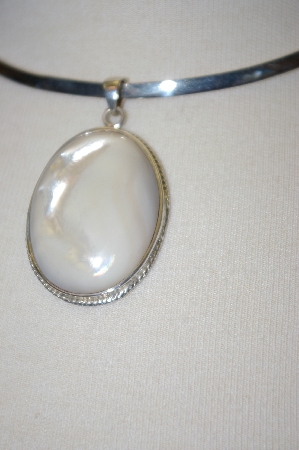 +MBA #17-103  Oval Mother Of Pearl Pendant