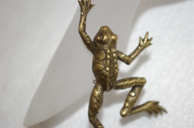 +MBA #20-297  Large Gold Toned Climbing Frog Pin