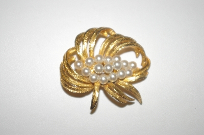 **MBA #S4-109  Gold Plated Faux Pearl Pin