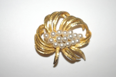 **MBA #S4-109  Gold Plated Faux Pearl Pin