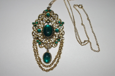 +MBA S4-289  Beautiful Gold Toned Green Cabachon Necklace With 22" Chain