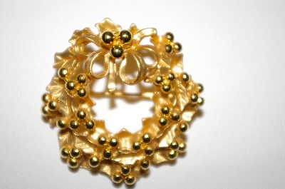 +MBA #25-460  Vintage Gold Tone Wreath Pin