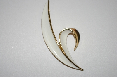 +MBA #25-641  "Trifari Gold Tone Ivory Feather Pin