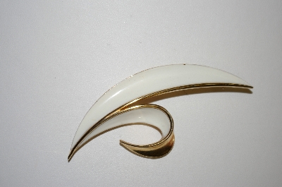 +MBA #25-641  "Trifari Gold Tone Ivory Feather Pin