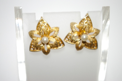+MBA #6-1379   Vintage Gold Tone Clip On Earriings