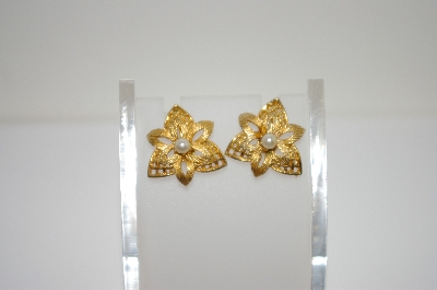 +MBA #6-1379   Vintage Gold Tone Clip On Earriings