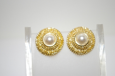 +MBA #6-1290  Vintage Gold Tone Faux Pearl Clip On Earrings