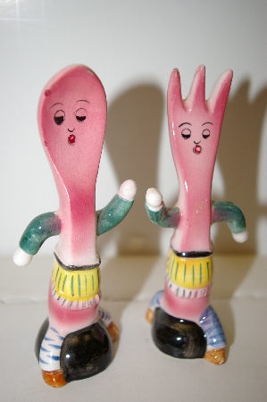 +MBA #33-046  "Set Light Pink Fork & Spoon Salt & Pepper Shakers