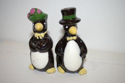 +MBA #33-079  "Vintage Black Penguins Salt & Pepper Shakers