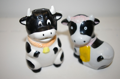 +MBA #33-152  "Black & White Cow Salt & Pepper Shakers