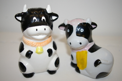 +MBA #33-152  "Black & White Cow Salt & Pepper Shakers