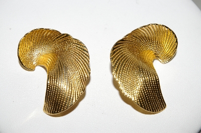 +MBA #88-207   Trifari Gold Tone Clip On Earrings