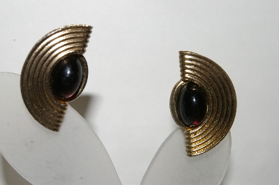 +MBA #88-173   Vintage Black Stone Gold Tone Clip On Earrings