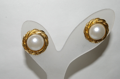 +MBA #88-136  "Gold Tone Round Faux Pearl Pierced Earrings