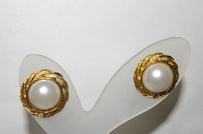 +MBA #88-136  "Gold Tone Round Faux Pearl Pierced Earrings