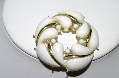 +MBA #87-101   Gold Tone White Acrylic Stone Pin