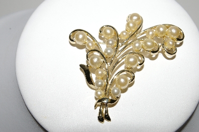 +MBA #96-034 "Vintage Goldtone Faux Glass Pearl Brooch"