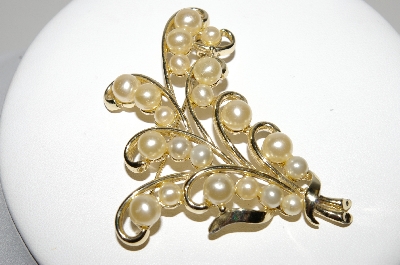 +MBA #96-034 "Vintage Goldtone Faux Glass Pearl Brooch"