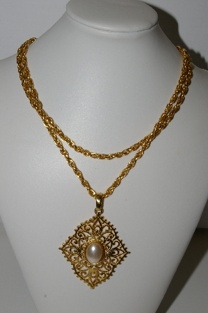 +MBA #94-098  "Express Goldtone Faux Pearl Pendant With 36" Chain"