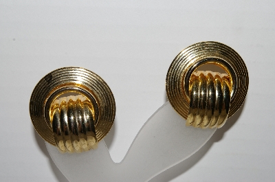 +MBA #93-059  "Vintage Large Goldtone Clip On Earrings"