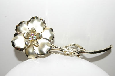 +MBA #98-088  "Vintage Large Gold Plated Flower Pin"