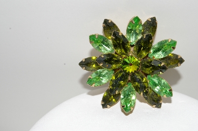 +MBA #99-424   "Vintage Goldtone Green Crystal Rhinestone Flower Pin"