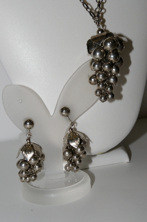 +MBA #99-036  "Celebrity Silvertone Grape Cluster Necklace & Earring Set"